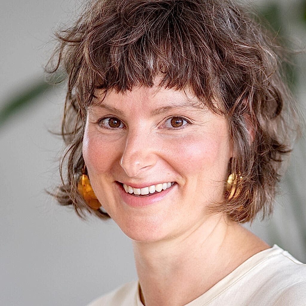 Yogafürdich Yogalehrer Ausbildung Dozentin Claire Nusch Yogafürdich Yogalehrer Ausbildung Dozentin Claire Nusch